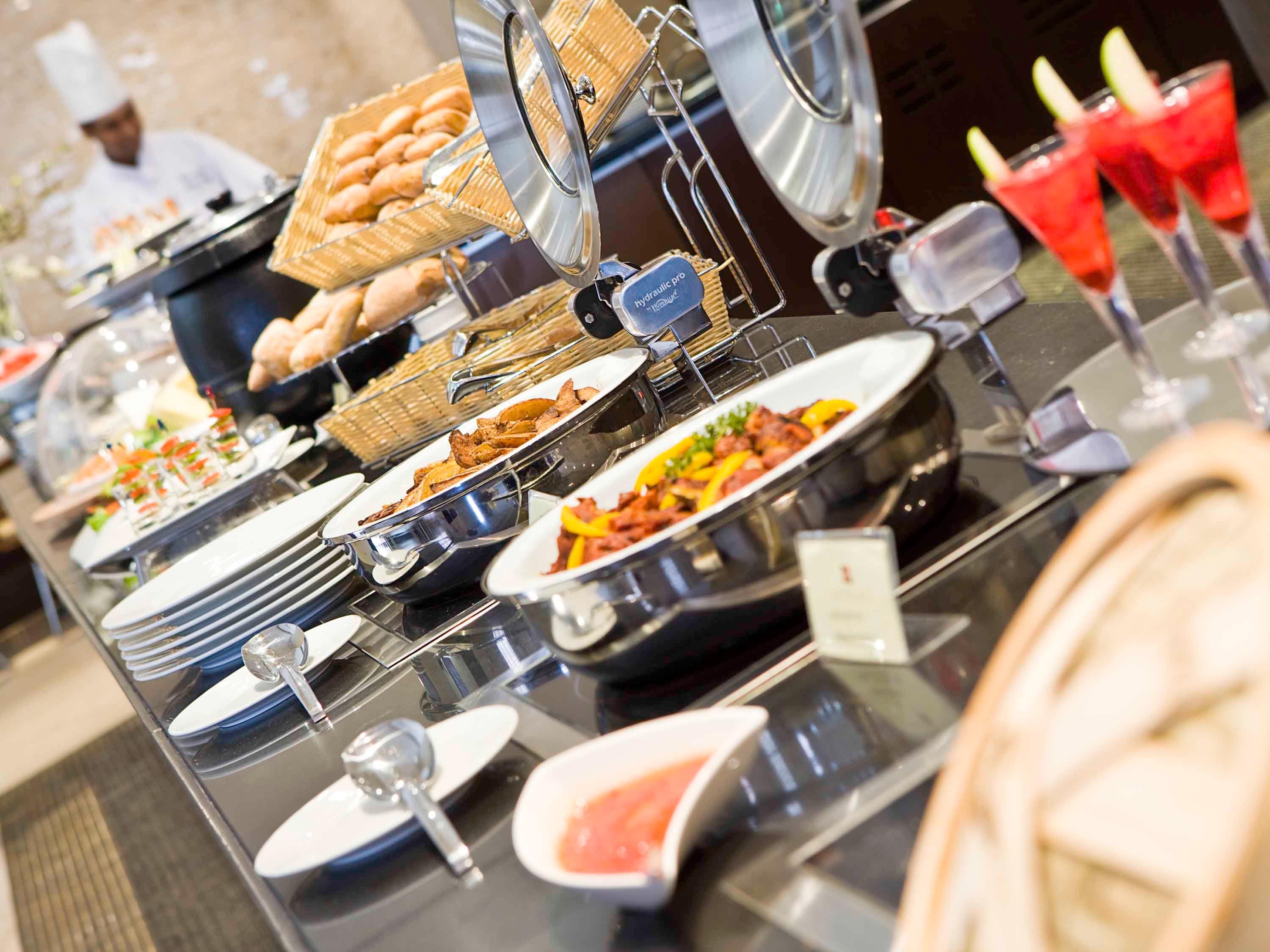 Crowne Plaza - Dubai Jumeirah By Ihg Exterior photo A buffet at a hotel