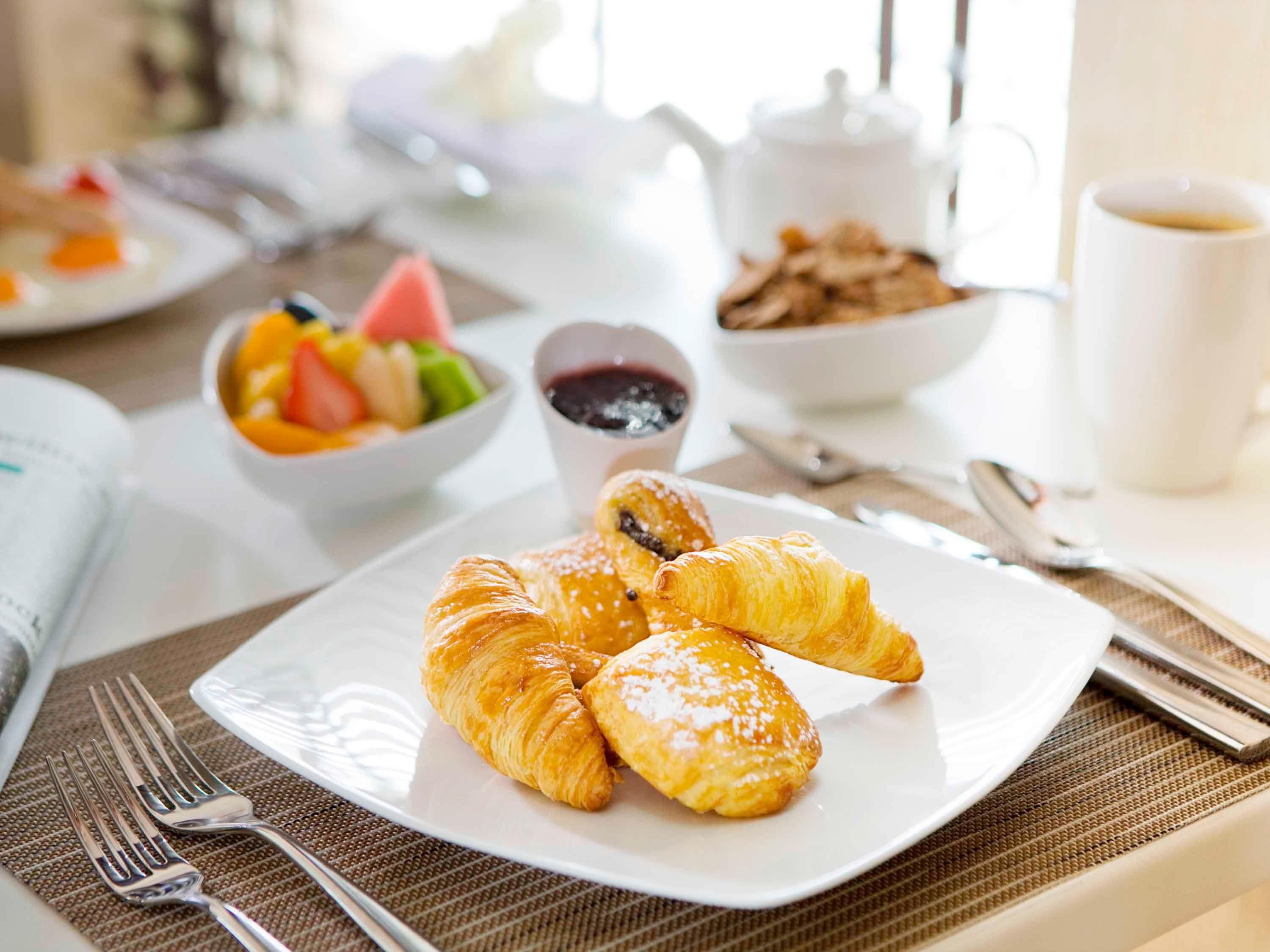 Crowne Plaza - Dubai Jumeirah By Ihg Exterior photo Croissants