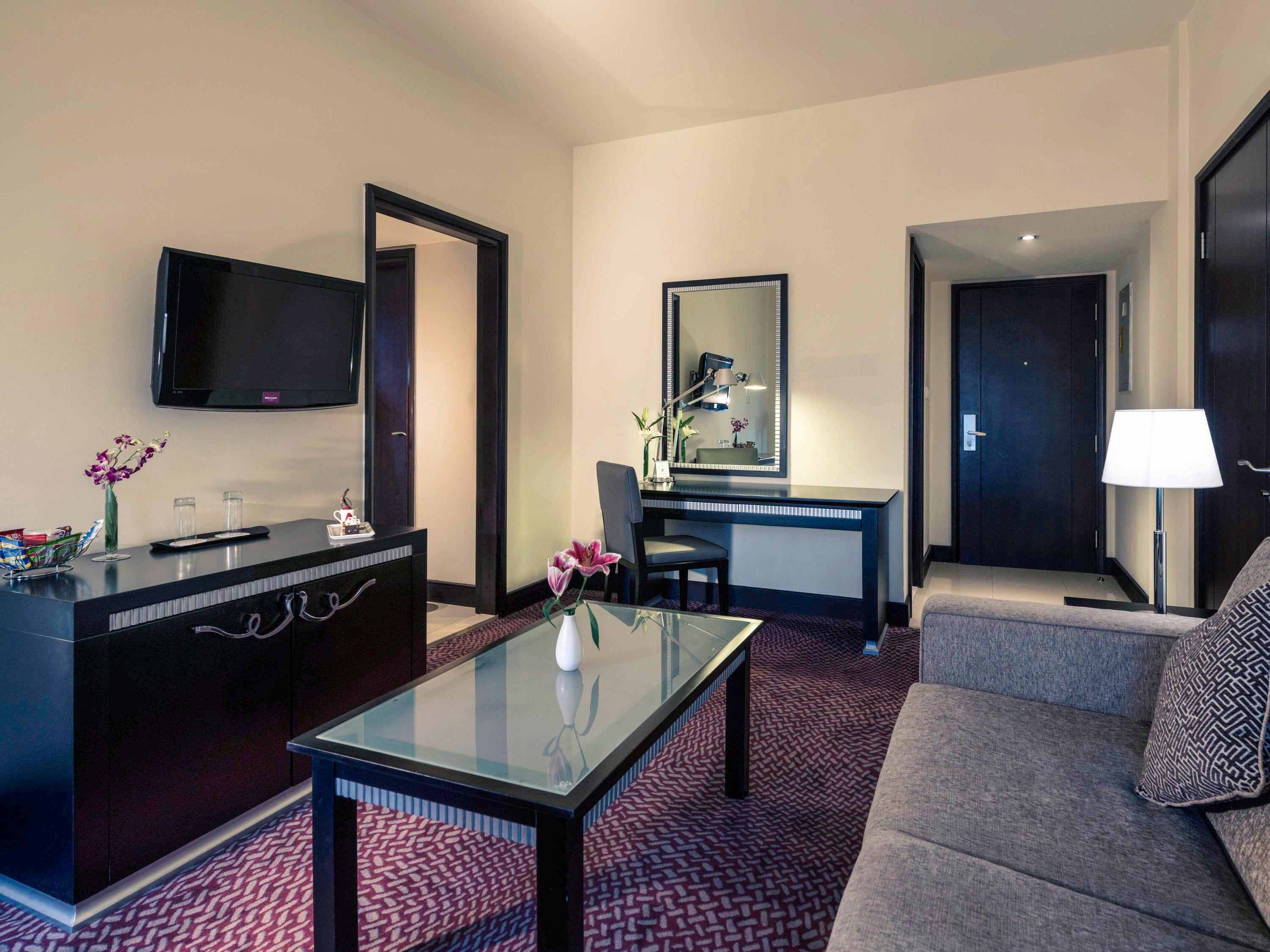 Crowne Plaza - Dubai Jumeirah By Ihg Exterior photo Suite