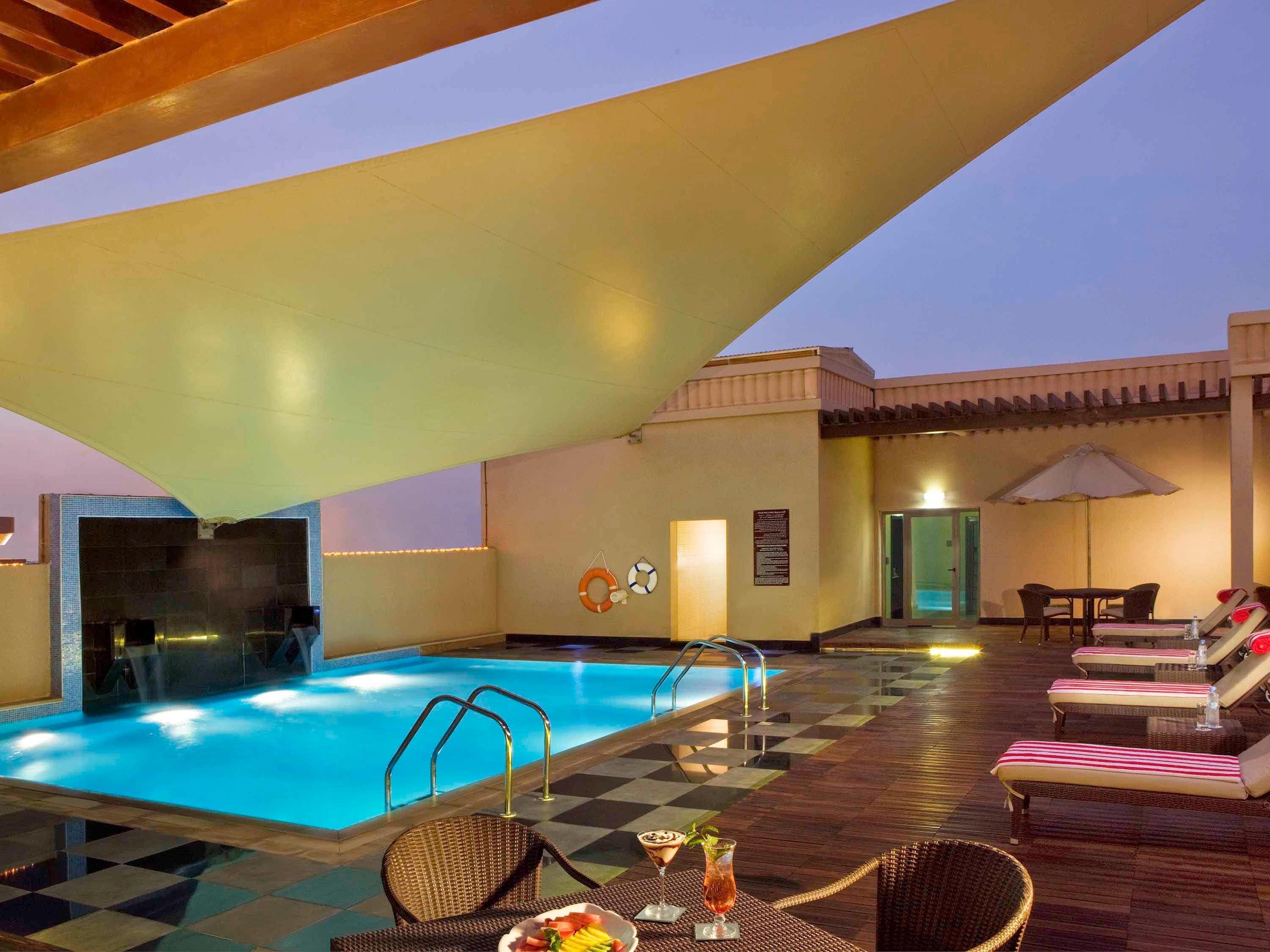 Crowne Plaza - Dubai Jumeirah By Ihg Exterior photo Rooftop pool at the hotel