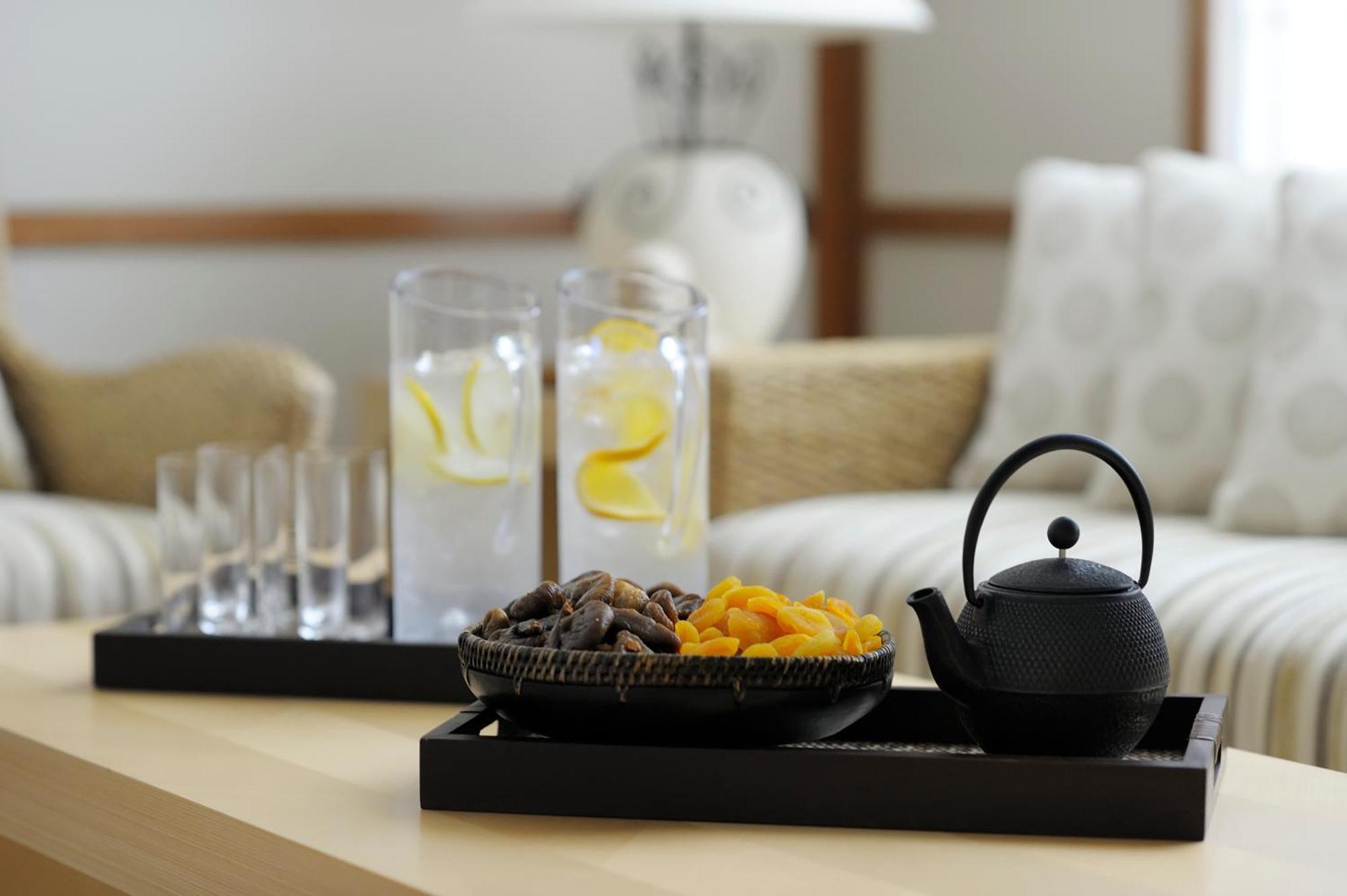 Crowne Plaza - Dubai Jumeirah By Ihg Exterior photo A serving tray