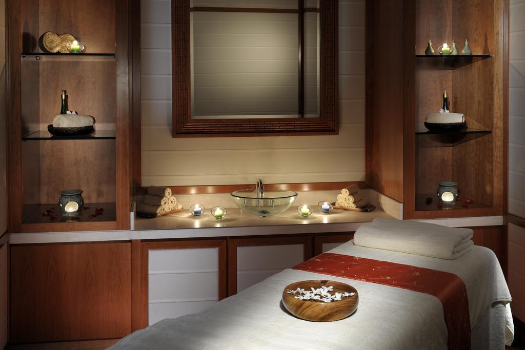 Crowne Plaza - Dubai Jumeirah By Ihg Exterior photo A treatment room at the spa